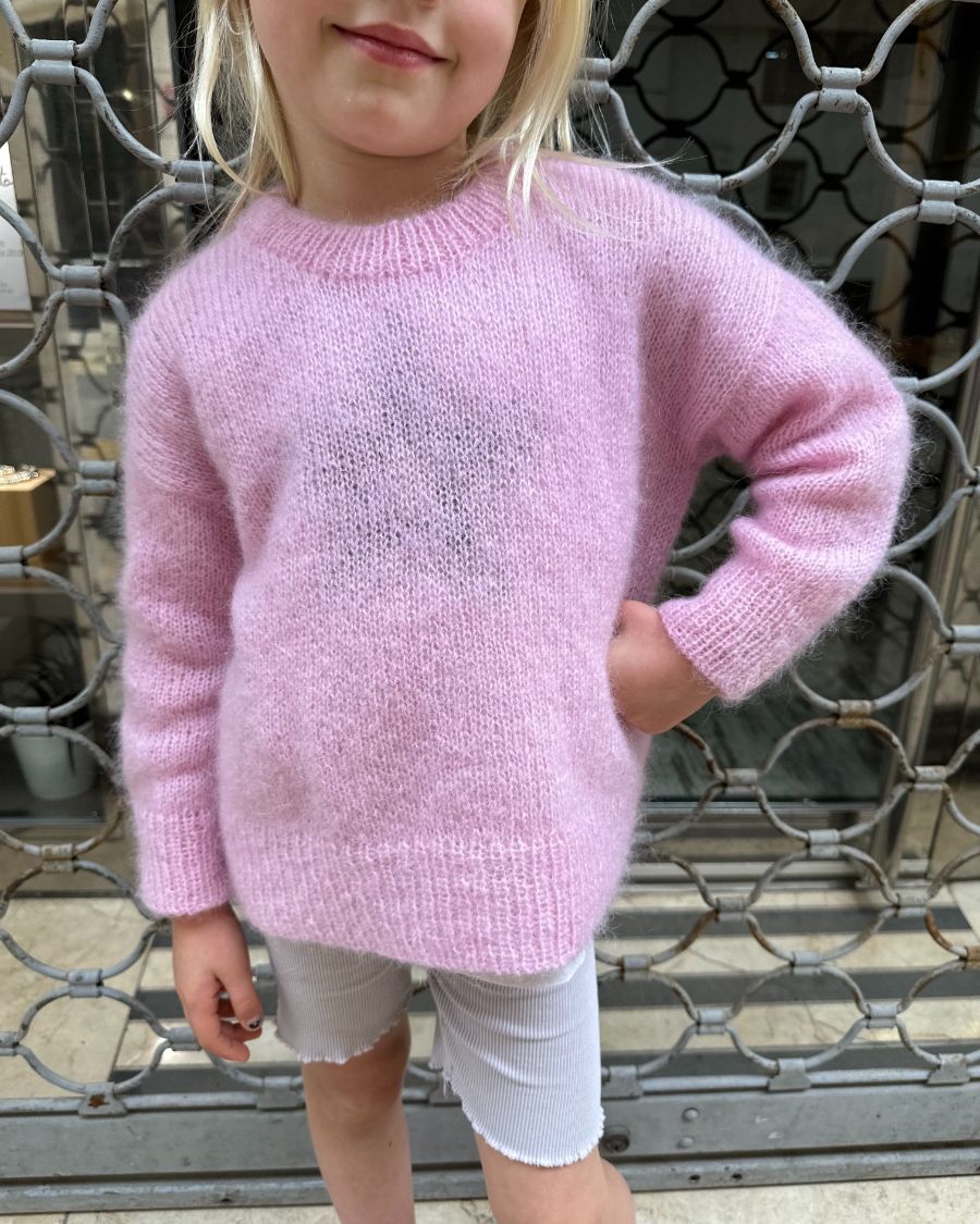 Pige iført lyserød Stockholm Sweater Junior