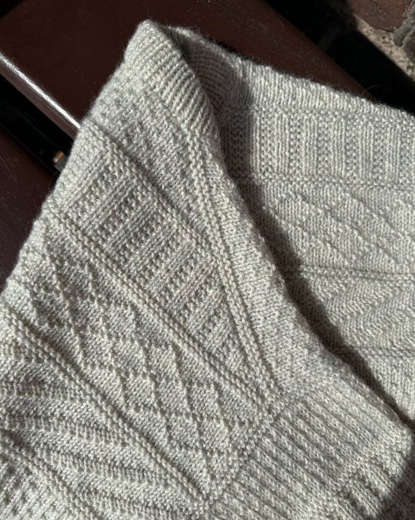 Detaljebillede af lysegrå Storm Sweater