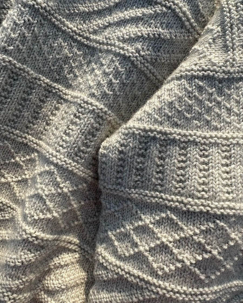 Detaljebillede af strukturen på lysegrå Storm Sweater