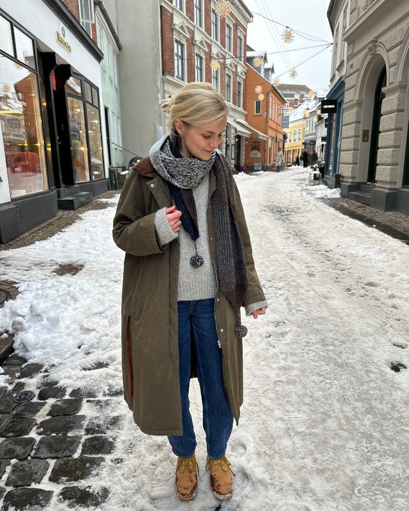 Kvinde iført brunt og lyseblåt Structure Scarf