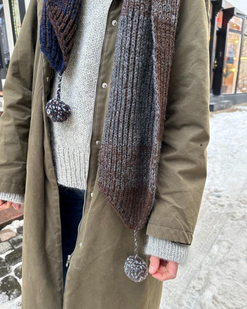 Kvinde iført brunt og lyseblåt Structure Scarf