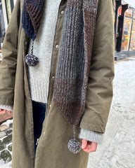 Kvinde iført brunt og lyseblåt Structure Scarf