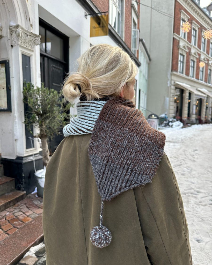 Kvinde iført brunt og lyseblåt Structure Scarf