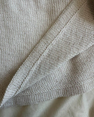 Detaljebillede af ombukskanten på hvid Sunday Tee