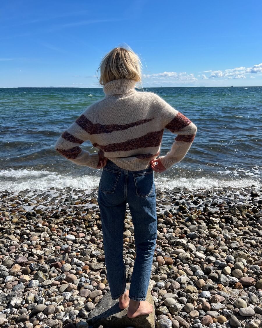 Kvinde iført Sycamore Sweater set bagfra
