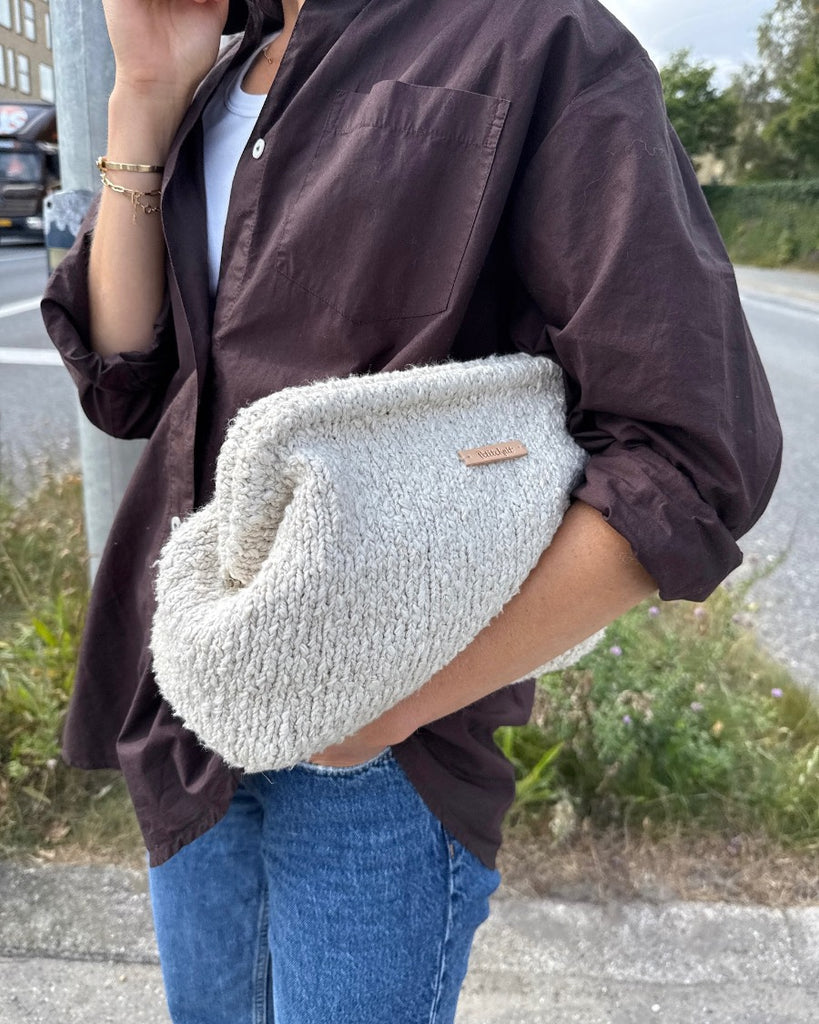 kvinde med Teddy Clutch med lyst læderlabel