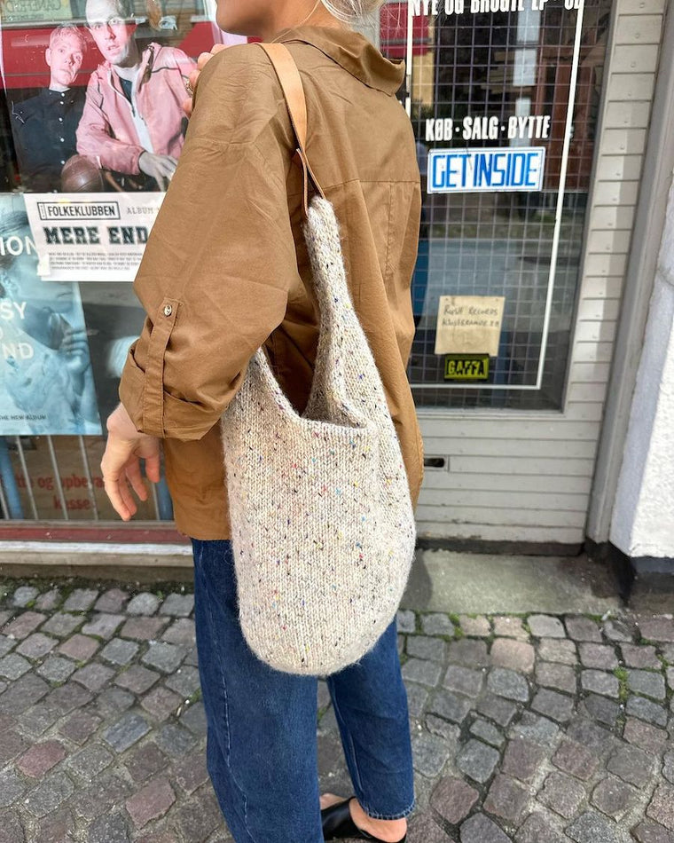 Closeup af kvinde med mørkeblå Terrazzo Bag