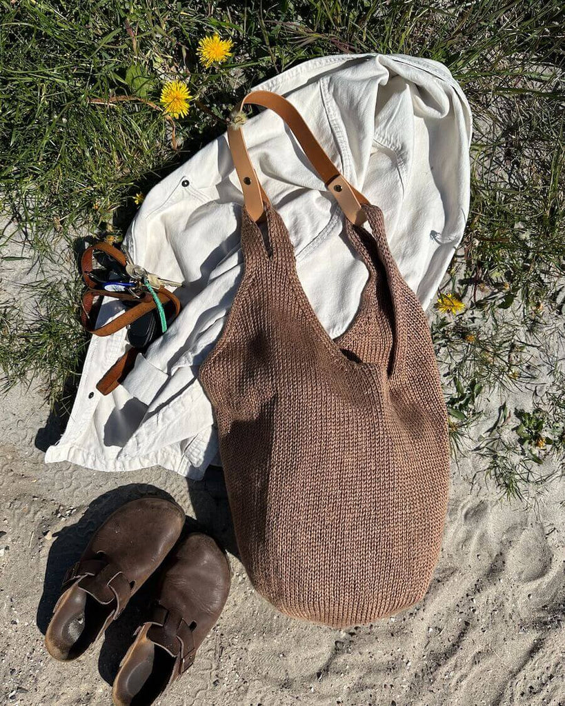 Brun Terrazzo Bag på strand