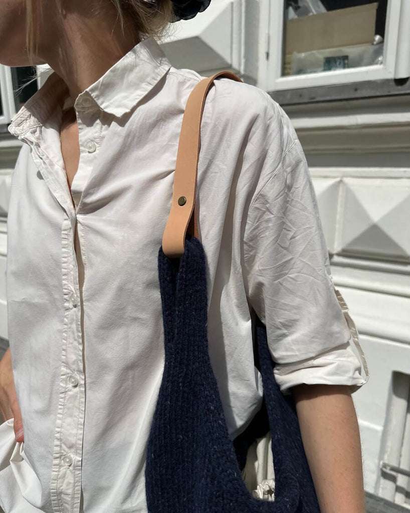 Closeup af kvinde med mørkeblå Terrazzo Bag