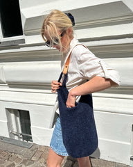 Kvinde med mørkeblå Terrazzo Bag