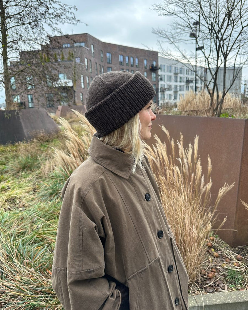 Kvinde iført brun Terrazzo Hue