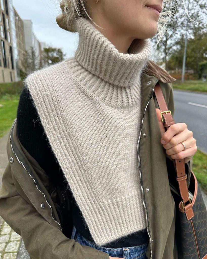 Kvinde med hvid Terrazzo Neck