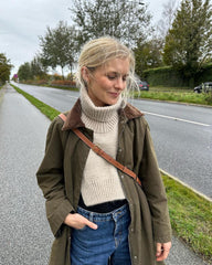 Kvinde med hvid Terrazzo Neck