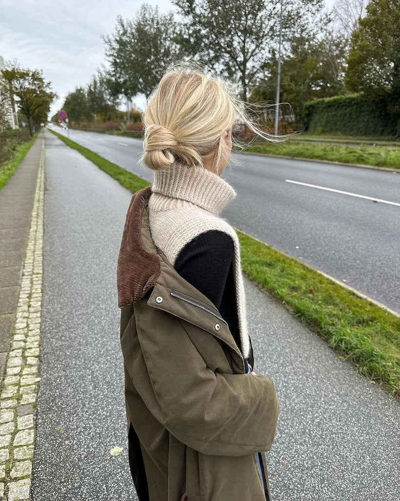 Kvinde med hvid Terrazzo Neck set bagfra