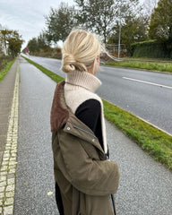 Kvinde med hvid Terrazzo Neck set bagfra