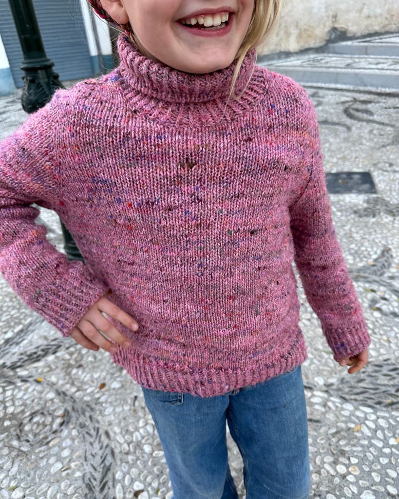 Pige iført pink Terrazzo Sweater Junior