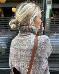 Kvinde iført multifarvet Terrazzo Sweater set bagfra