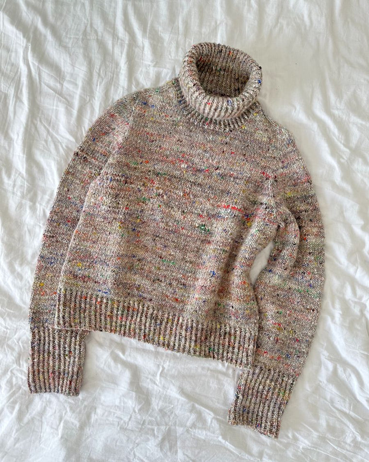 Kvinde iført brun Terrazzo Sweater