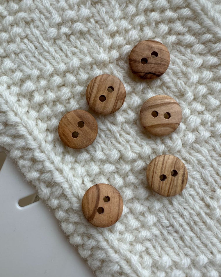 Closeup af pige med grøn og lyserød Key Cardigan Junior