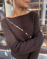 Closeup af kvinde iført brun Valerie Blouse