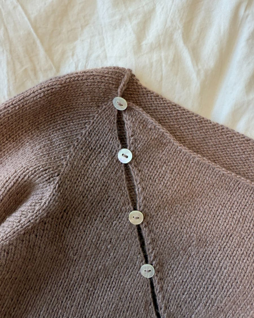 Detaljebillede af knapstolpen på beige Valerie Blouse