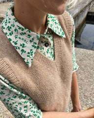 Kvinde iført beige Stockholm Slipover V-neck