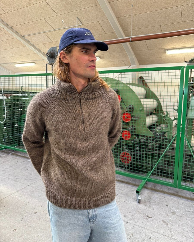 Mand iført brun Zipper Sweater Man