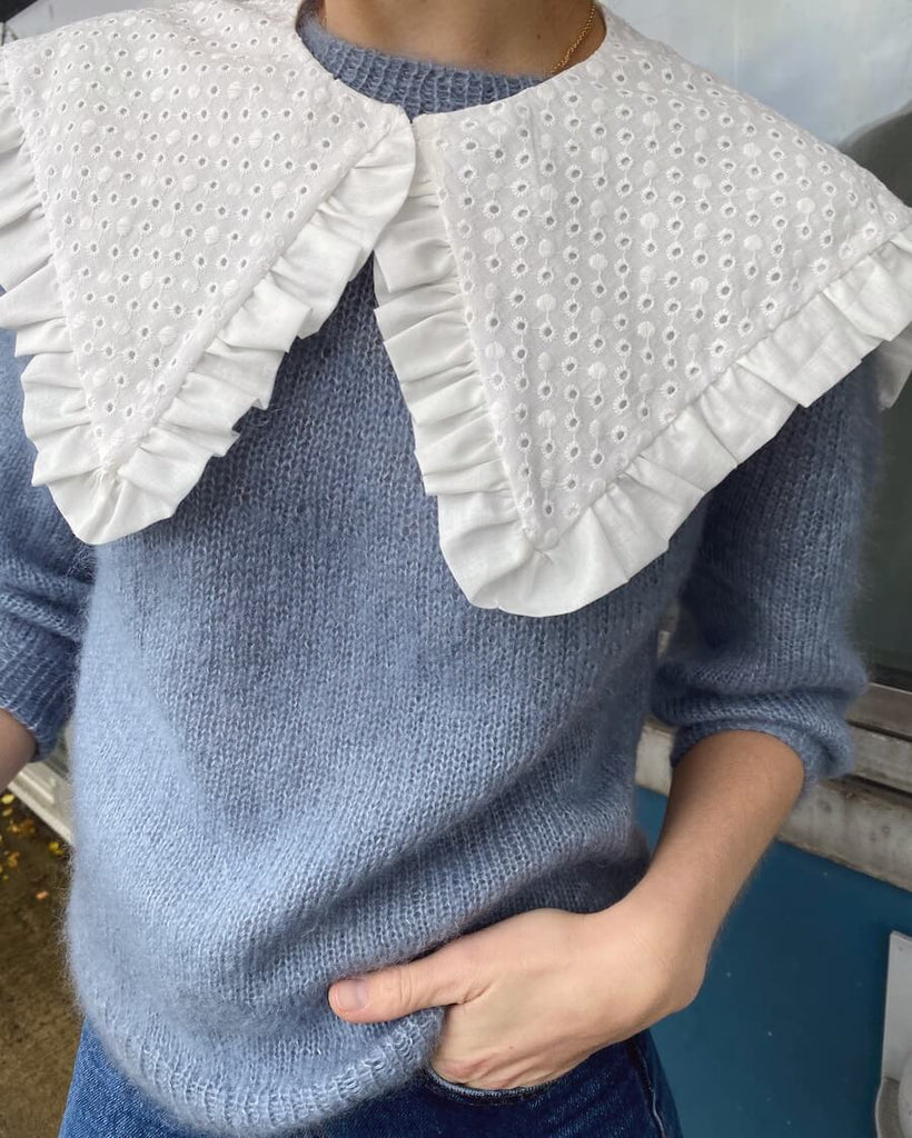 Kvinde iført lyseblå Novice Sweater – Mohair Edition
