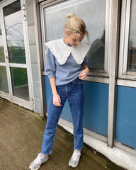Kvinde iført lyseblå Novice Sweater – Mohair Edition