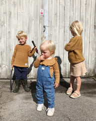 Pige iført okkerfarvet Sunday Cardigan Junior