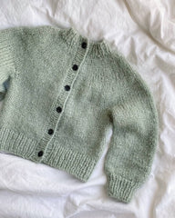 Liggebillde af lysegrøn Novice Cardigan Mini – Chunky Edition