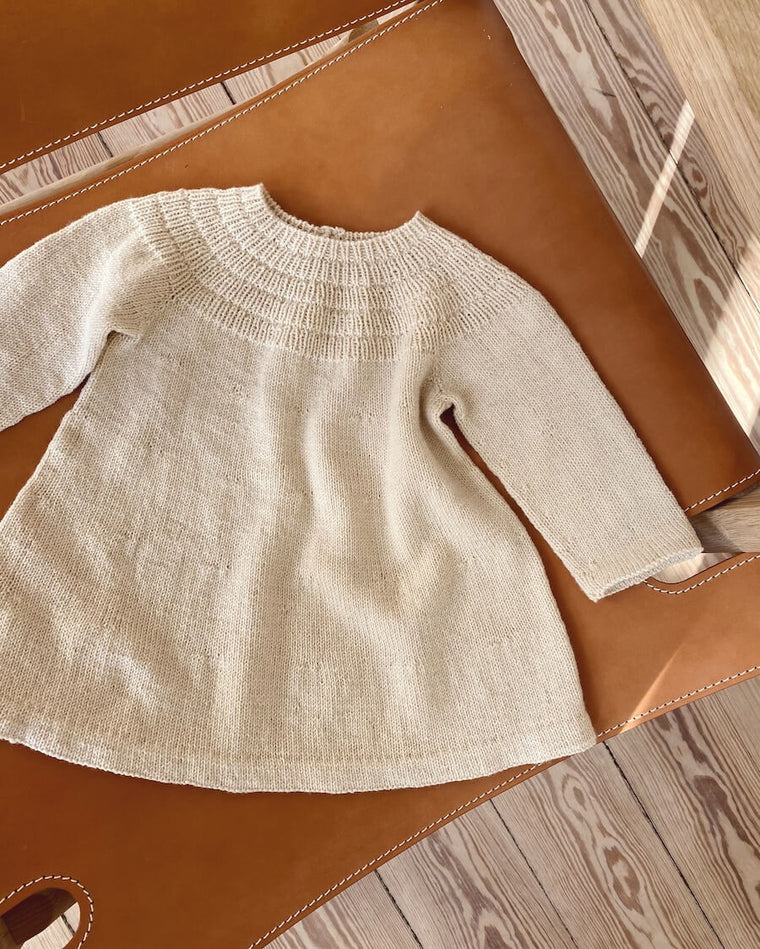 Barn iført beige Ankers Kjole