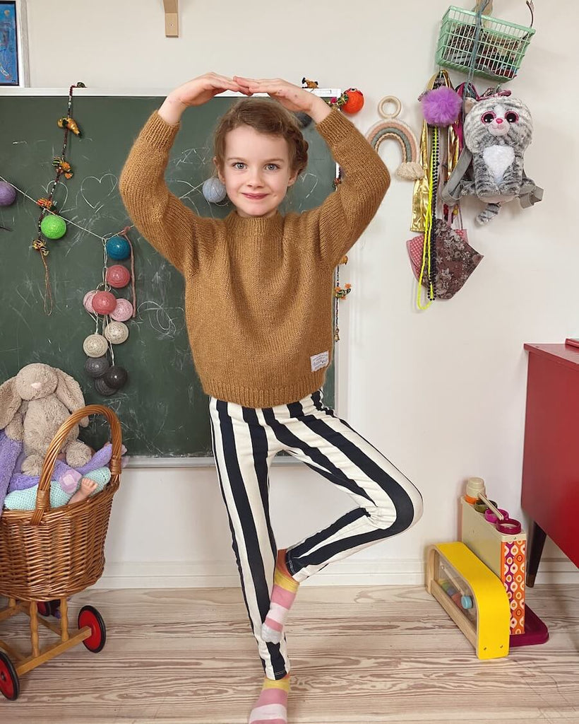 Barn iført brun Ingen Dikkedarer Sweater Junior