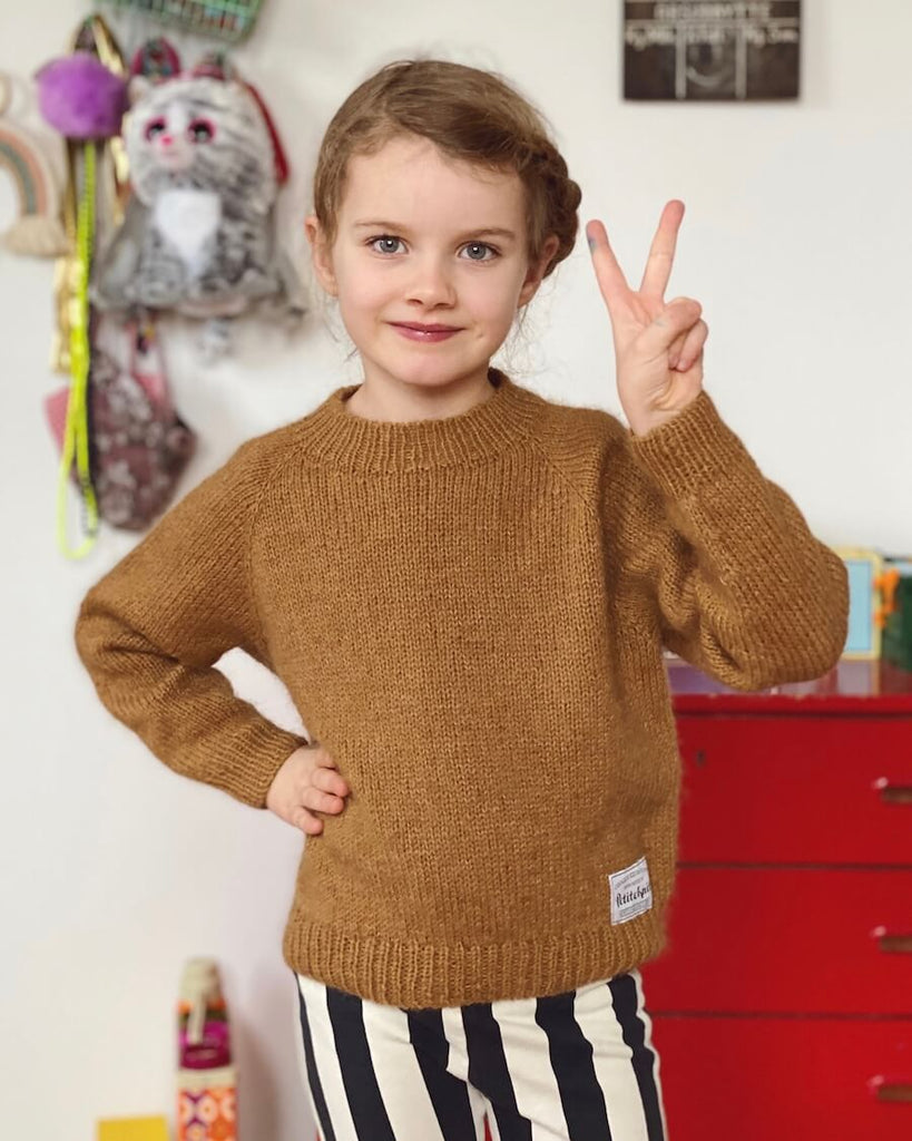 Barn iført brun Ingen Dikkedarer Sweater Junior