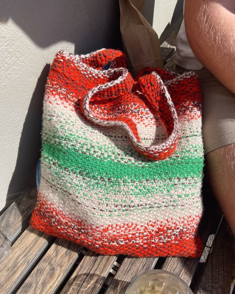 Mand med rød, hvid og grøn Technicolor Tote Bag