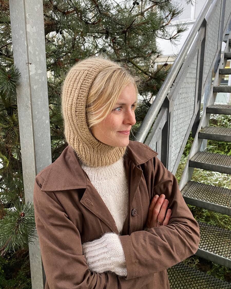 Kvinde iført beige November Balaclava