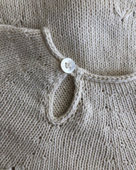 Closeup af hvid Ellens Dåbskjole