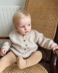 Barn iført hvid Novice Cardigan Mini – Mohair Edition