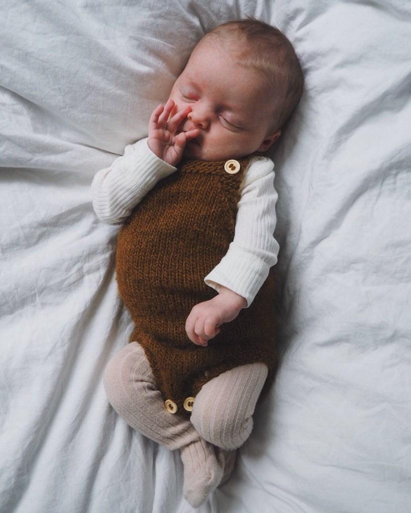 Baby iført brun Lillebrors Romper