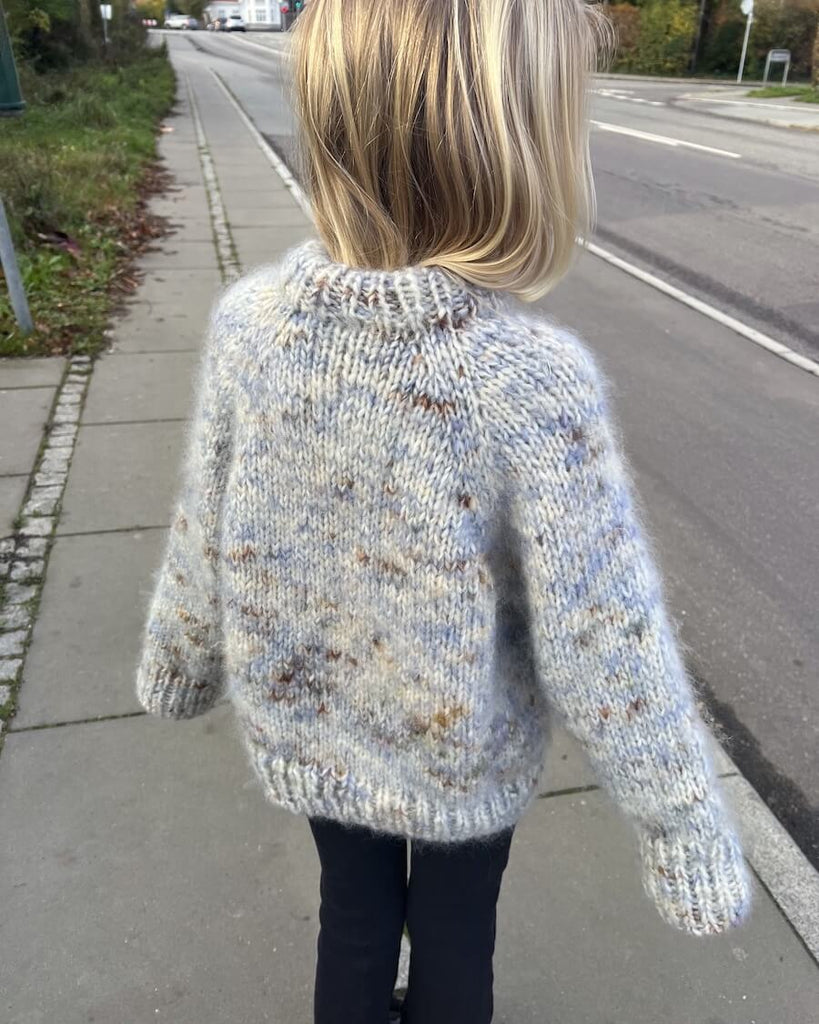 Barn iført blå Marble Sweater Junior