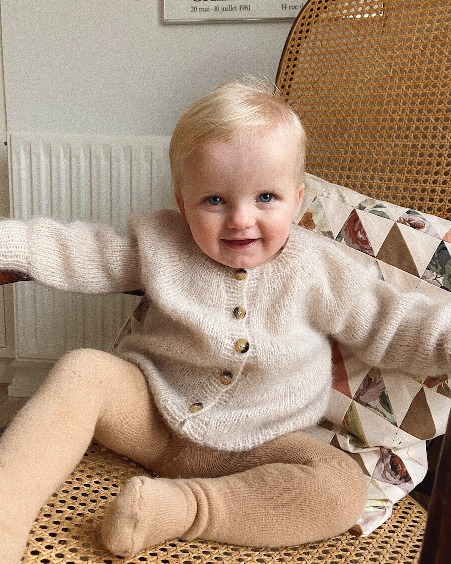 Barn iført hvid Novice Cardigan Mini – Mohair Edition
