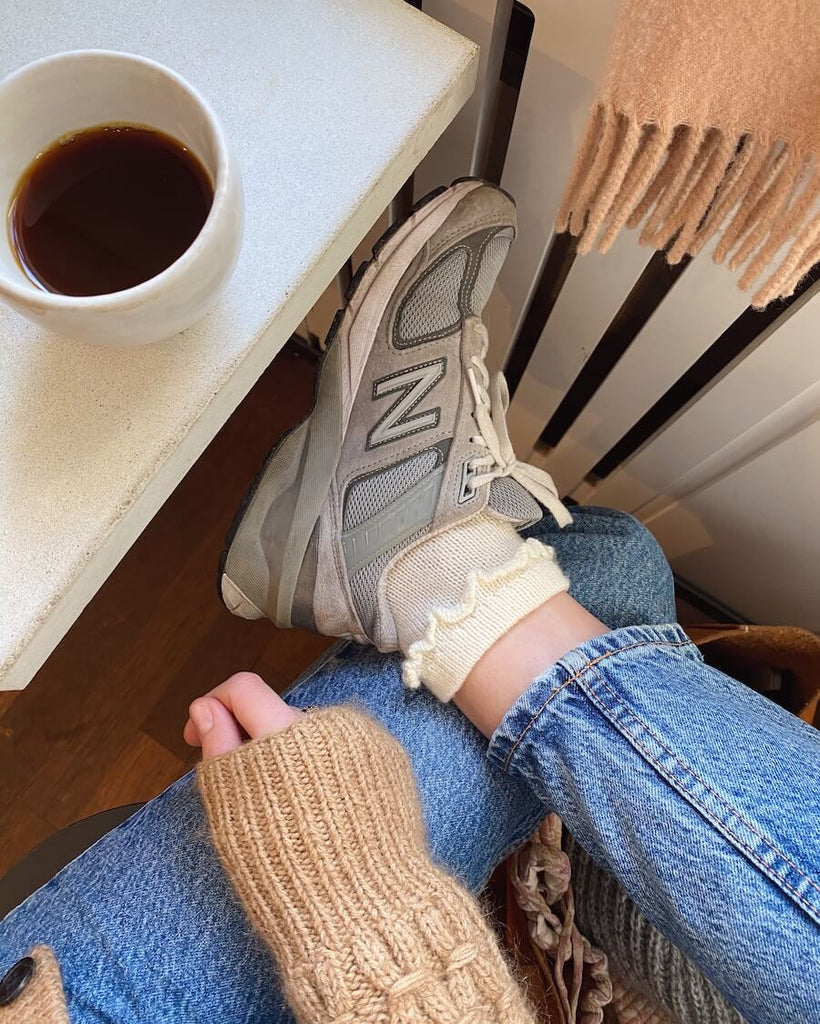 Kvinde iført hvide Ruffle Socks