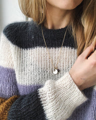 Kvinde iført stribet Sekvens Sweater