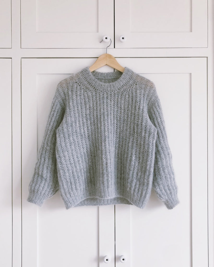 Lysegrå September Sweater på bøjle