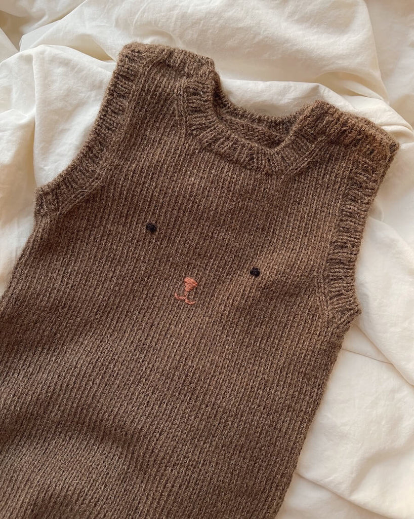 Brune Teddy Pants liggende på dyne
