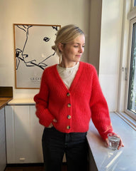 Kvinde med rød Agnete Cardigan 