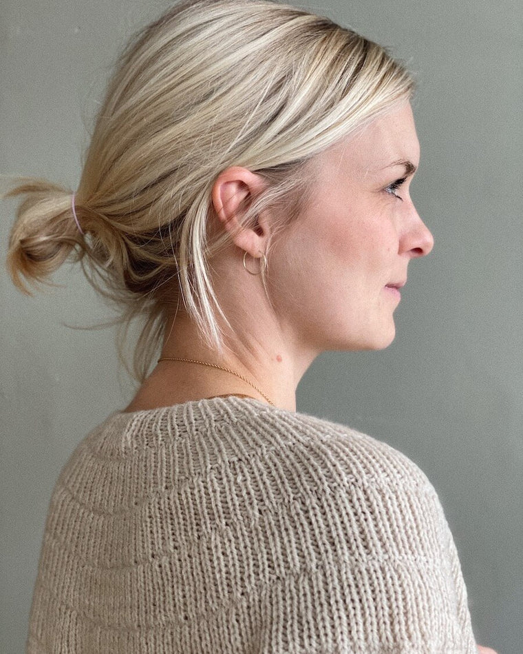 Kvinde iført Ankers C<rdigan - My Size i cashmere