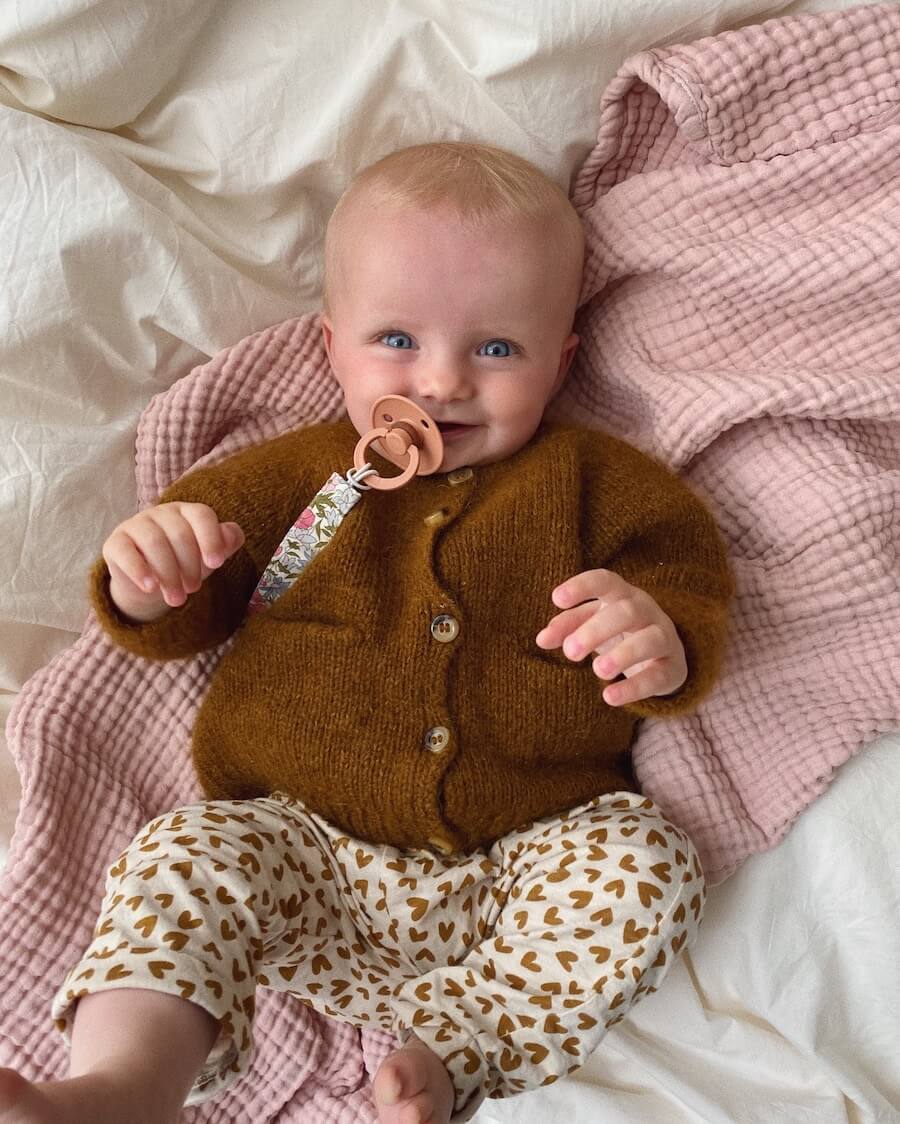 Barn iført okkerfarvet Ellens Cardigan