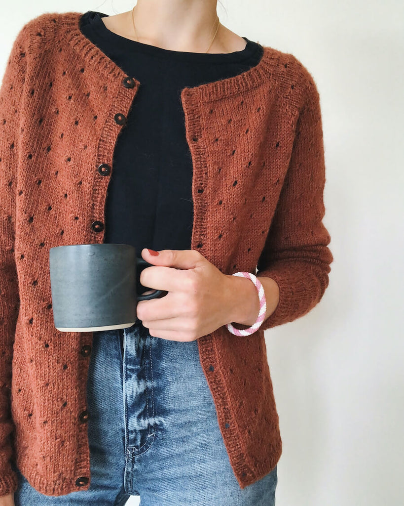 Kvinde iført rød Annas Cardigan – My Size