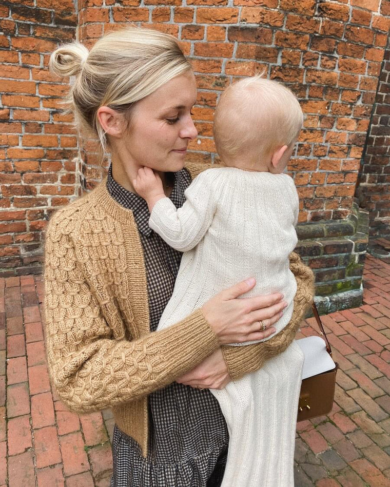 Barn iført hvid Annas Dåbskjole